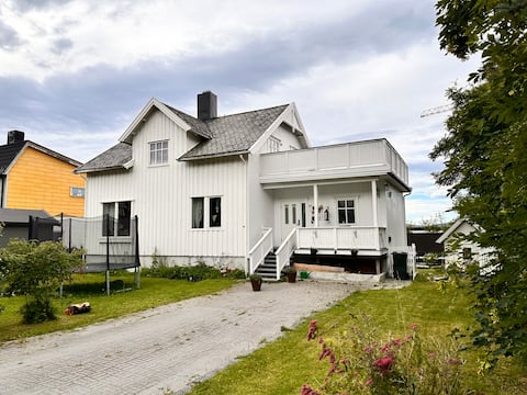 Urban villa with hot tub, swing & trampoline