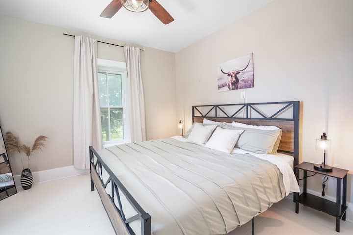 Cette photo montre l'une des chambres à l'étage avec un lit King Size. Cette chambre dispose également d'un fauteuil.