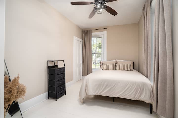 Cette photo montre la chambre du rez-de-chaussée avec un lit queen size.