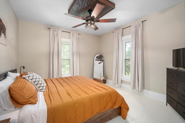 Cette photo montre l'une des chambres à l'étage avec un lit King Size.