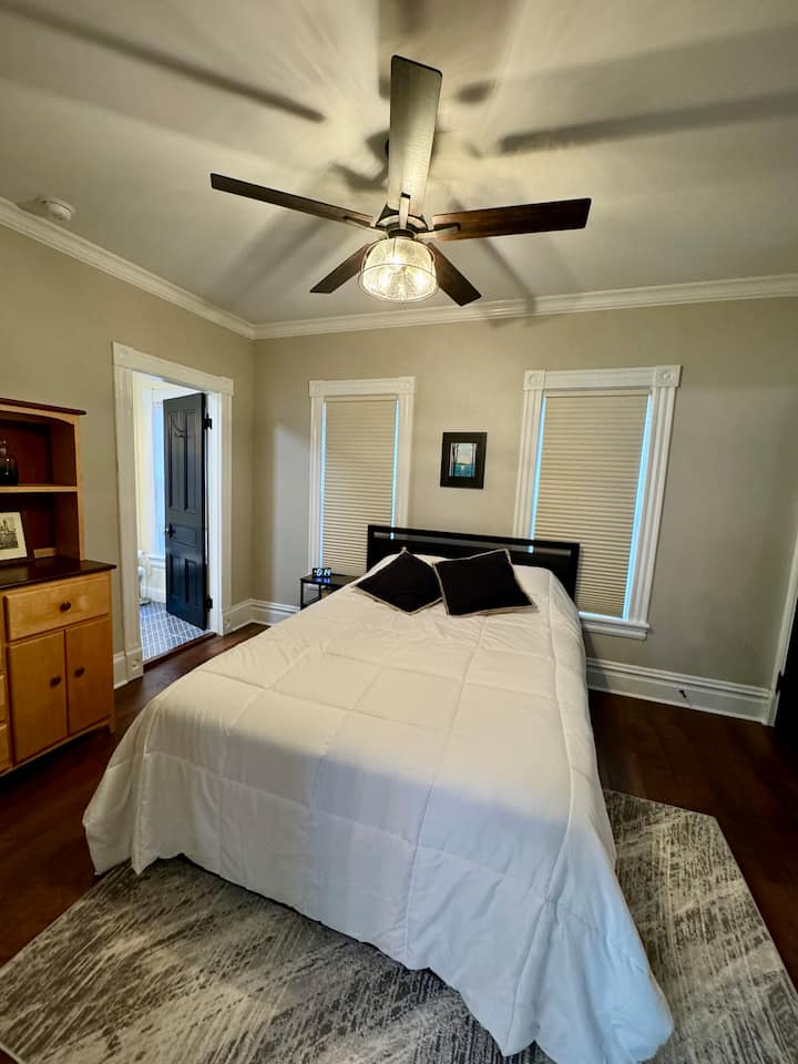 ห้องนอนชั้นแรกพร้อมห้องน้ำส่วนตัวและเตียงควีนไซส์ 