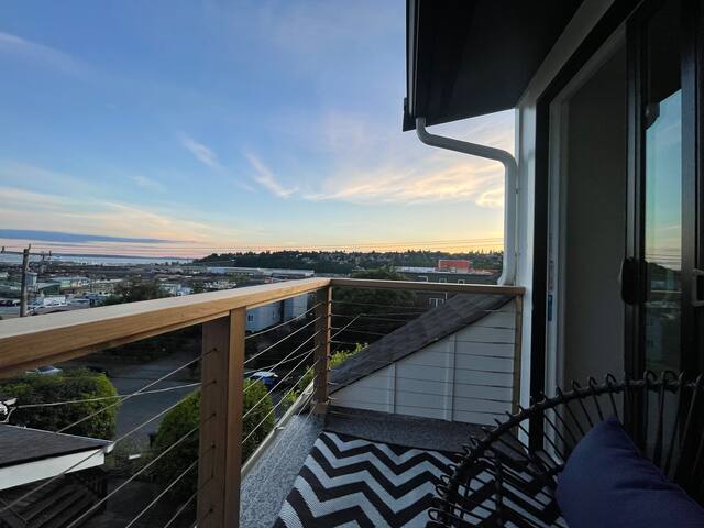 Scenic Elliott Bay/Sunset VIEWS-Queen Anne Retreat gallery image 3