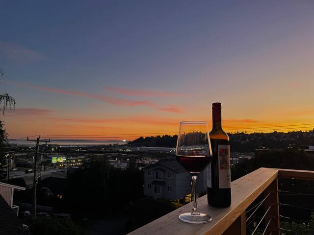 Scenic Elliott Bay/Sunset VIEWS-Queen Anne Retreat gallery image 2