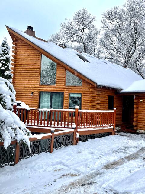 April’s Christmas cottage 4br, 3ba with patio