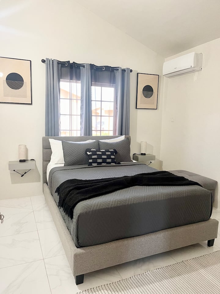 غرفة نوم ثانية مصممة من الناحية الجمالية.