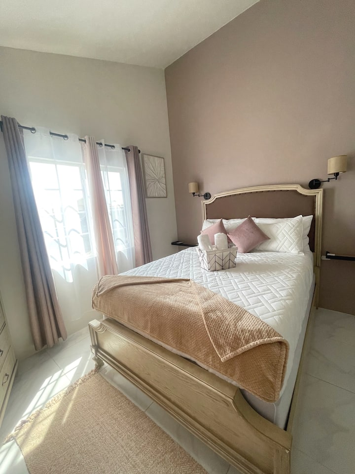 الجناح الرئيسي - سرير بحجم وسط مع مصابيح قابلة للتعتيم