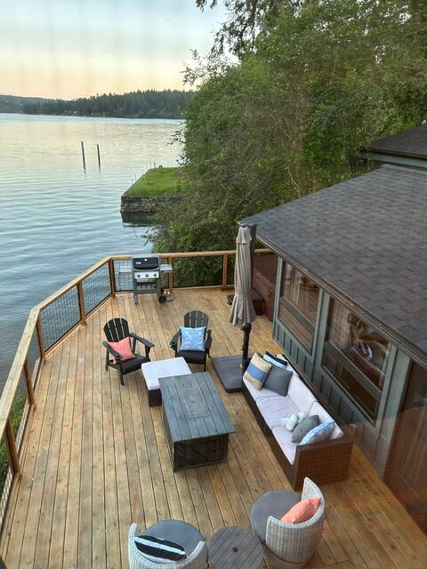 Dreamy Beachfront Home w/Hot Tub and Views