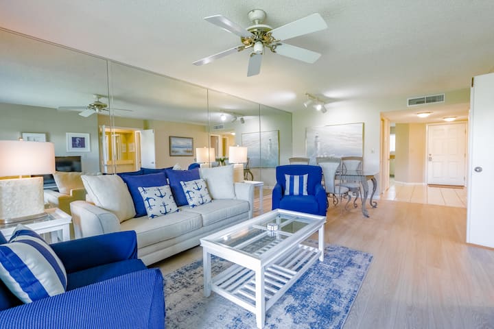 Tropical Isla Resort | Pool, Beach & Sunsets - Saint Petersburg, FL