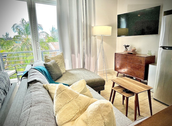 Oasis Studio Haven: Minutes To Beach + Serene Pool - Nassau