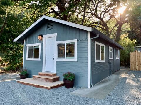 Enchanting Creekside Retreat: Your Downtown Oasis