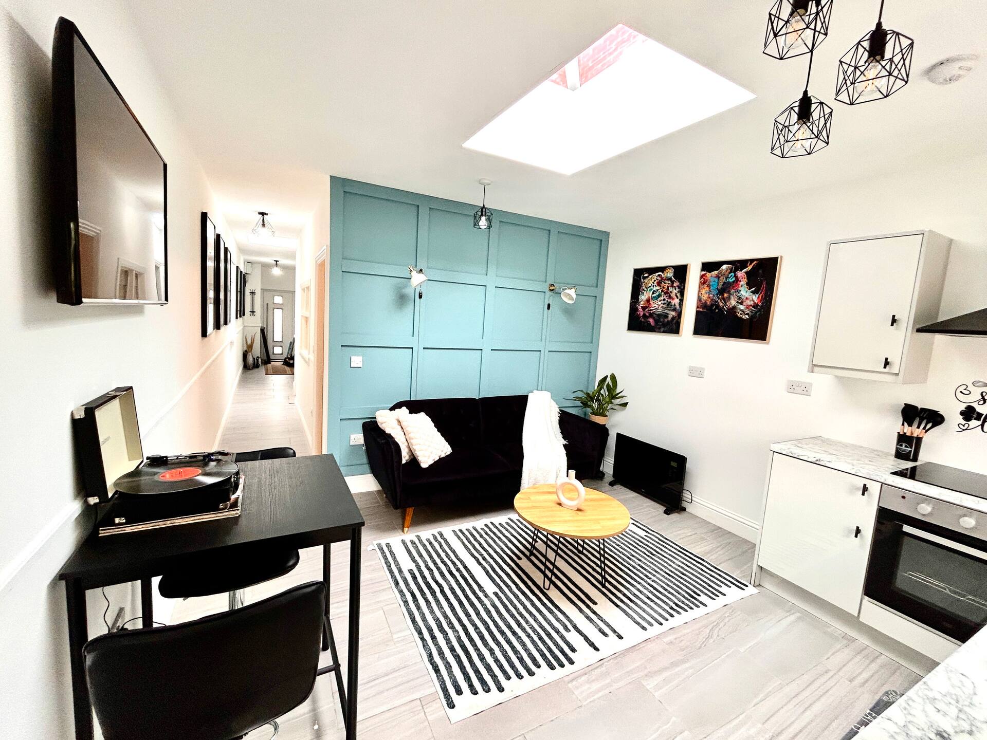 Appartement bungalow vibrant 2 chambres, parking privé sécurisé