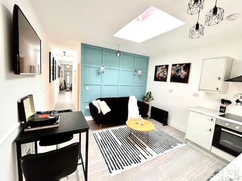 Popular Airbnb listing: Vibrant Bungalow 2 Bedroom Flat secure parking BHX in Yardley & Acocks Green