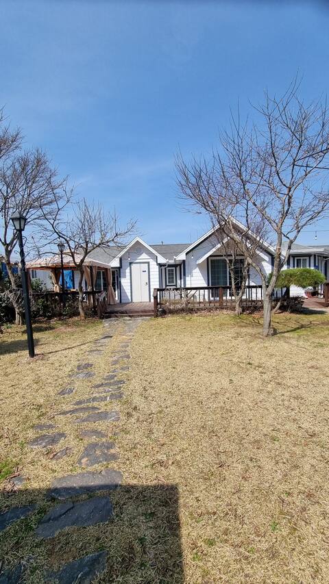 Kkotji Beach, Bangpo Port, and Natural Recreation Forest are nearby.
Spacious garden # Private house
