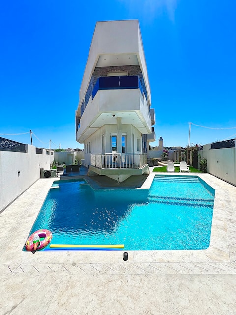 LA BARCA • Heated pool, jacuzzi & sea view