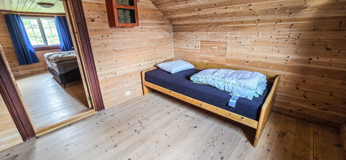 阁楼的床。还有床垫 