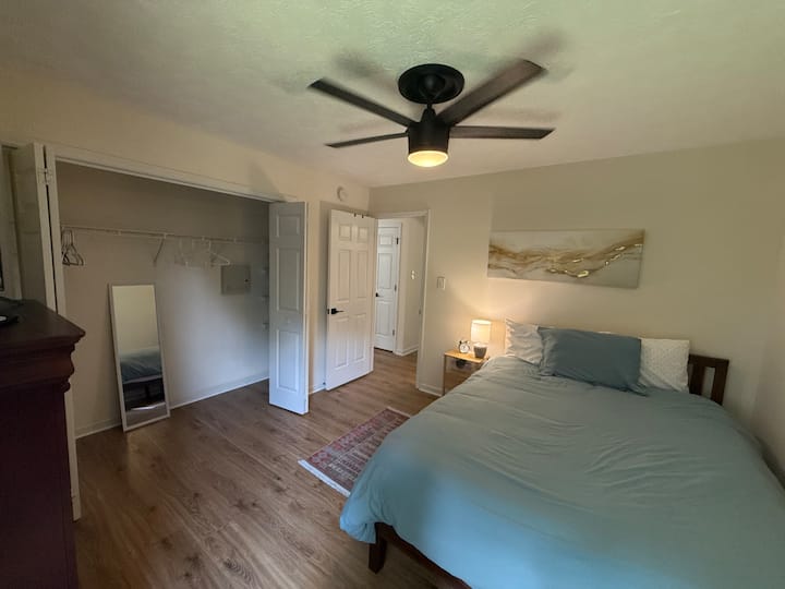 Chumba cha kulala cha 3 chenye kabati kubwa na Smart Tv