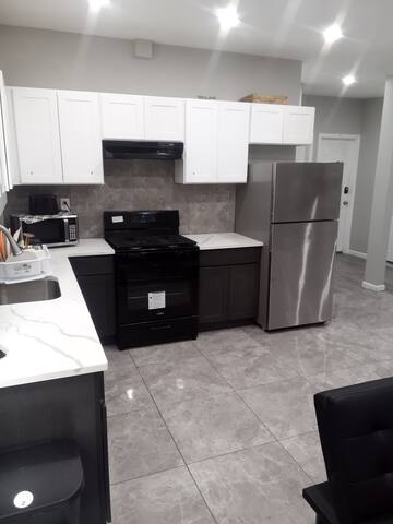 1. Renner 5Bedroom & 2Bath gallery image 3