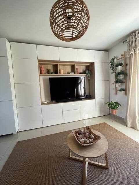 Top Airbnb: Charming house at the foot of the medieval city. in Aigues Mortes