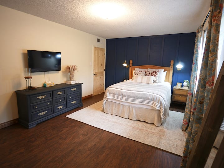 سرير بحجم كوين. يحتوي على حمام مع حوض استحمام ودش.