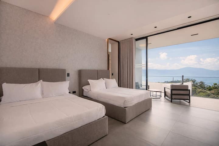 Dos lujosas camas con sábanas de calidad hotelera te esperan en esta configuración perfectamente simétrica, ideal para compartir sin sacrificar la comodidad o la privacidad.
