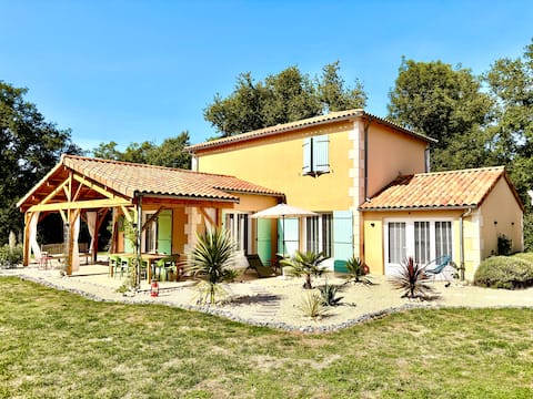 Luxury holiday villa (10 people) with shared pool