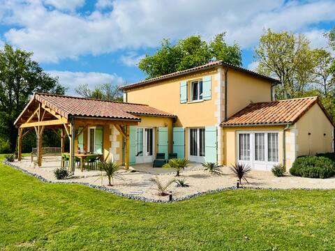 Luxury holiday villa (10 people) with shared pool