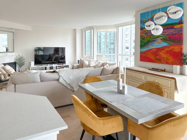 Modern 2BD/2BA Retreat on Robson + Parking gallery image 4