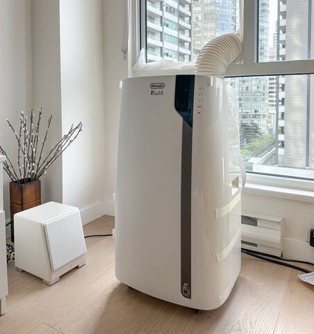 Modern 2BD/2BA Retreat on Robson + Parking gallery image 5