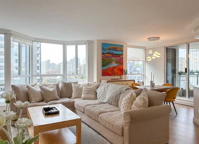 Modern 2BD/2BA Retreat on Robson + Parking