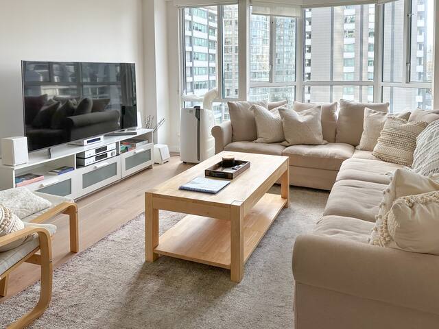 Modern 2BD/2BA Retreat on Robson + Parking gallery image 2
