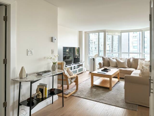 Modern 2BD/2BA Retreat on Robson + Parking gallery image 3