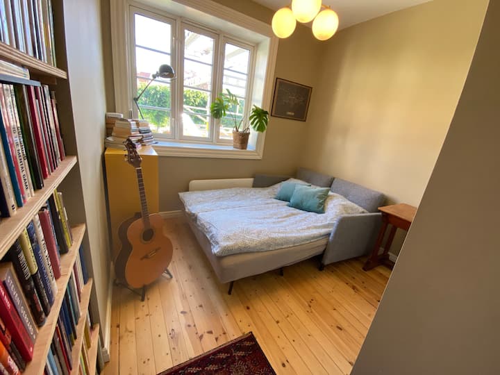 Kitanda cha sofa kina upana wa sentimita 140. Katika chumba hiki hakuna mapazia ya luva/kuzima. 