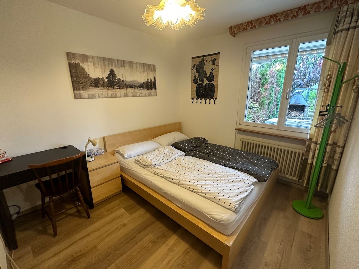 1,6 მ სიგანის ორადგილიანი საწოლი.
Გაითვალისწინეთ, რომ სივრცის მაქსიმალურად გასაზრდელად საძინებელში ორადგილიანი საწოლი მოთავსებულია კედელთან.Ეს სტანდარტული და პრაქტიკული განლაგებაა მცირე ზომის სივრცეებისთვის.Შიგნიდან მძინარე მეგობრებს მარტივად შეუძლიათ საწოლის ფართო ბოლოდან საწოლში შესვლა და გადმოსვლა, თანმხლები პირების შეწუხების გარეშე.Თუ საწოლის განთავსებასთან დაკავშირებით კონკრეტული მოთხოვნები გაქვთ, დაჯავშნამდე დაადასტურეთ, რომ ჩვენი ფოტოები თქვენს საჭიროებებს შეესაბამება.
