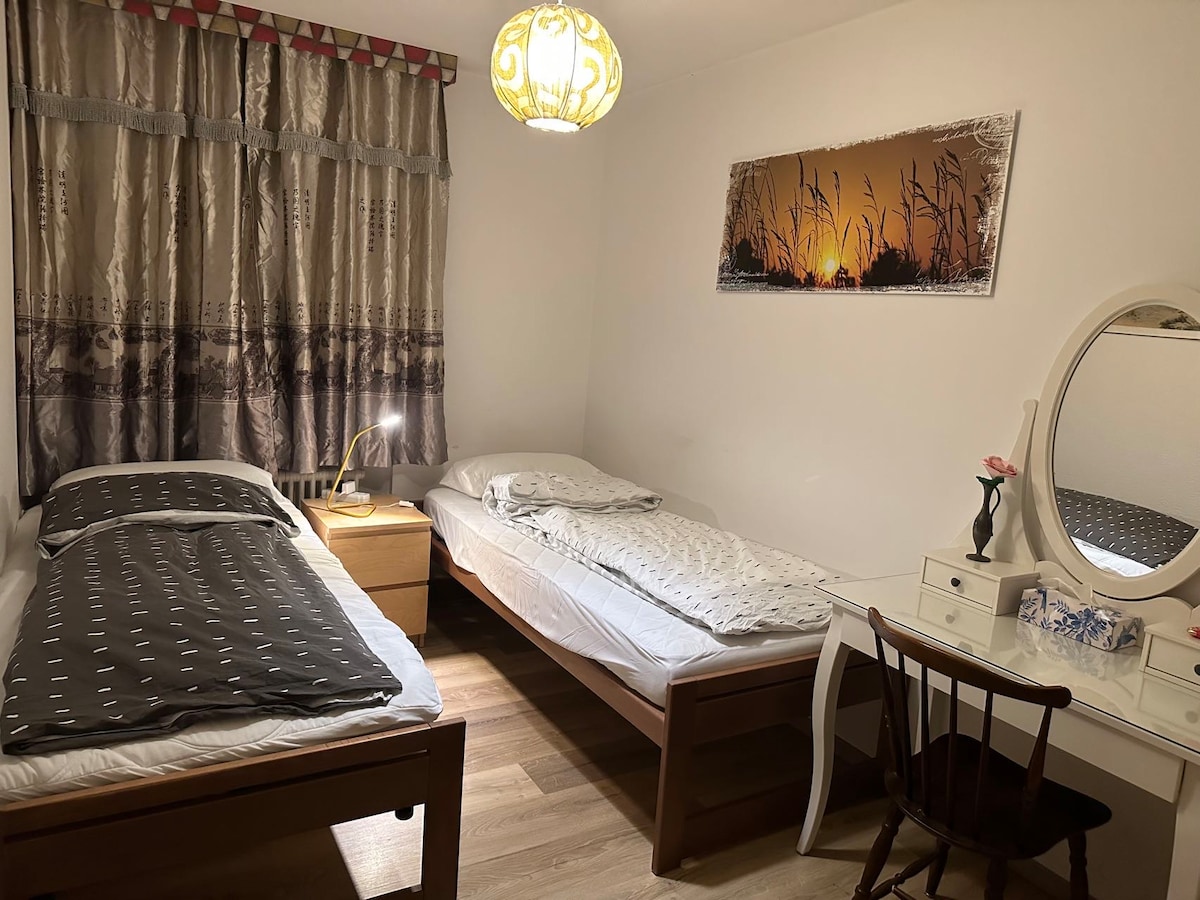 Ორი 0,90 სმ სიგანის ერთადგილიანი საწოლი