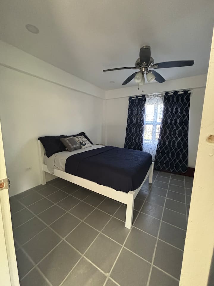 Druhá spálňa susediaca s miestnosťou na jogu, ktorá blokuje tropickú záhradu. 