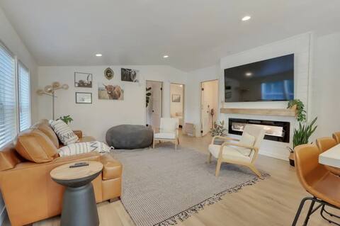 Charming home w HUGE hot tub!