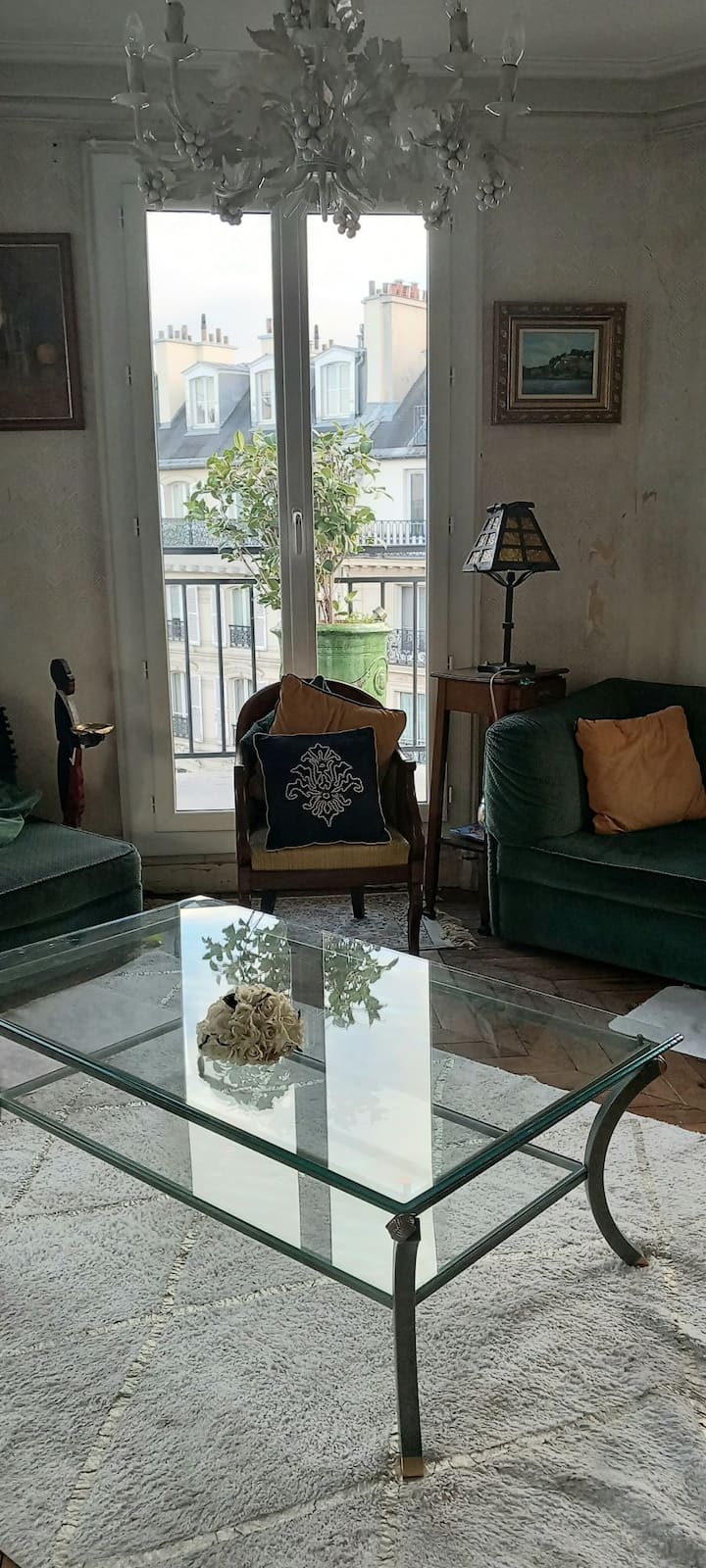 sala de estar, TV y 3 puertas ventanas que se abren al balcón