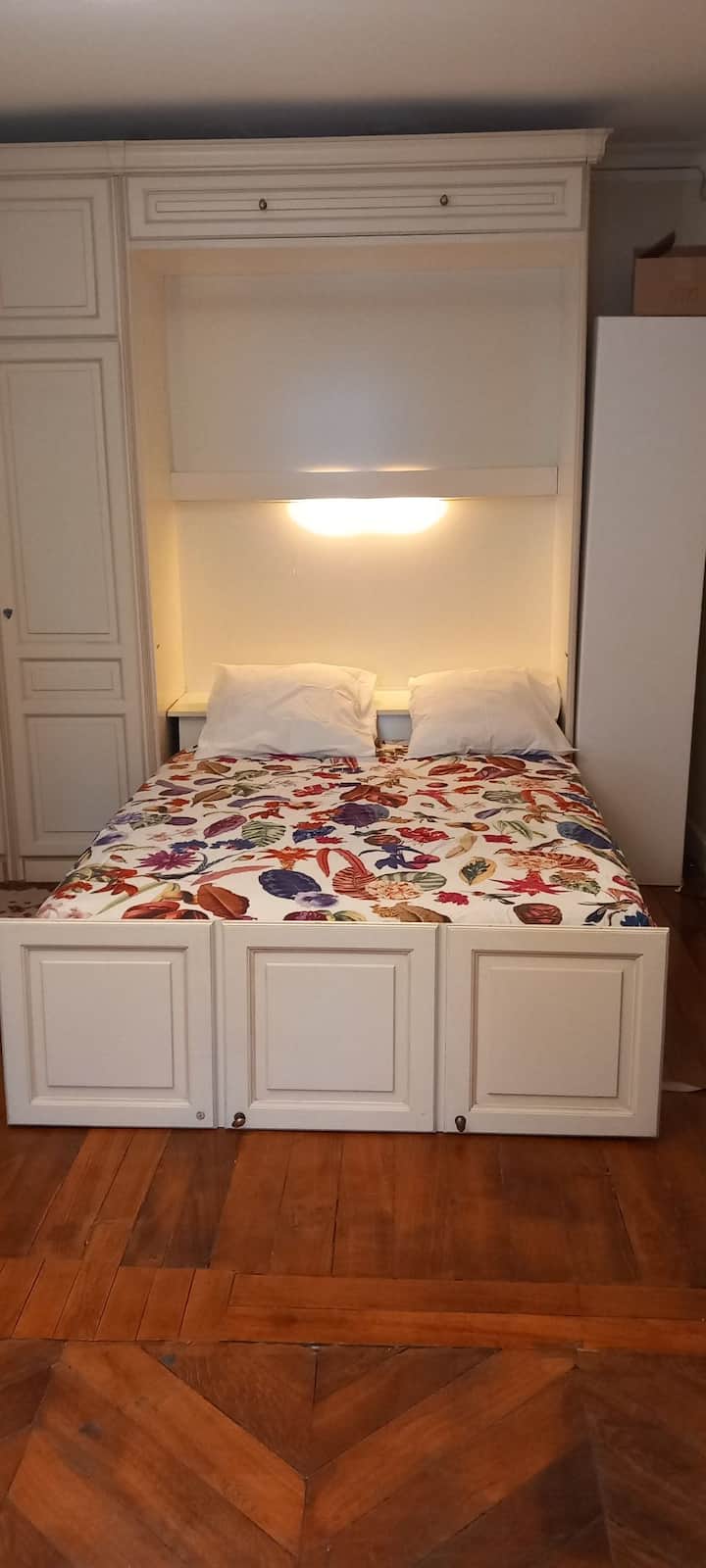 cama retráctil para 2 personas en el comedor