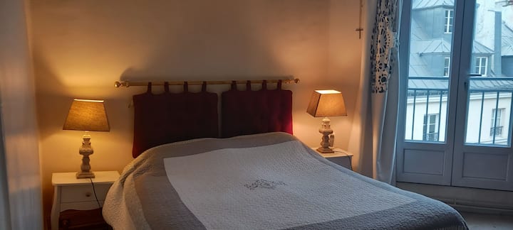 habitación 2 personas  cama 140, puerta de ventana que se abre al balcón