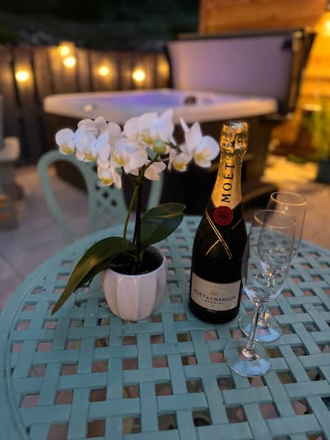 Peaceful Hideaway near Conwy with Hot tub