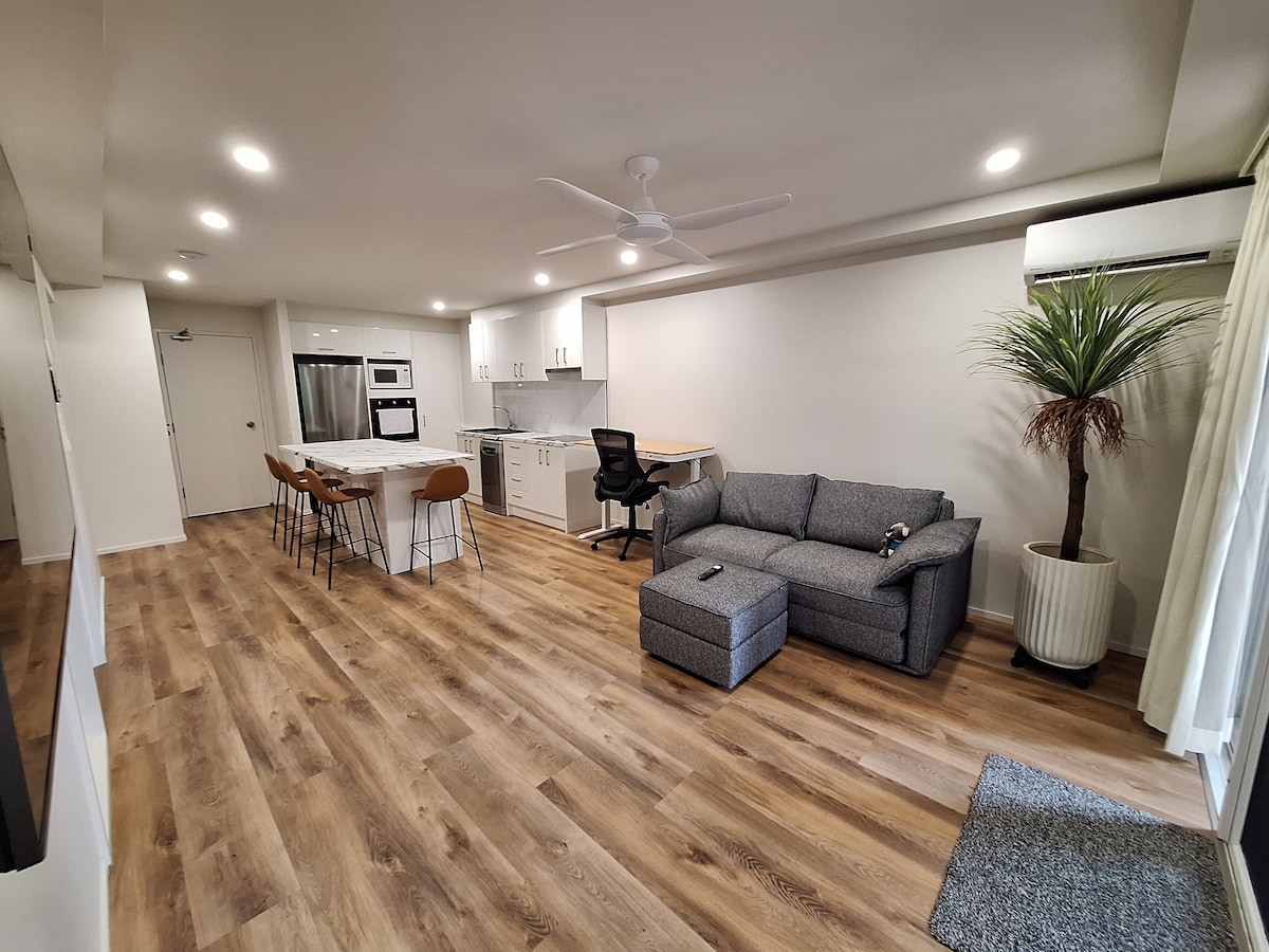 Successful Airbnb property: 2 bedroom suite! Open plan and central. in Fortitude Valley