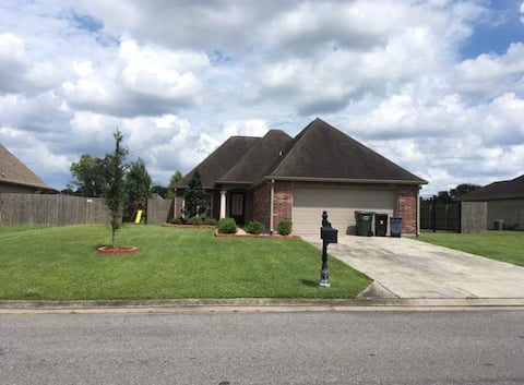 4BR 2BA Family Home On a Lake