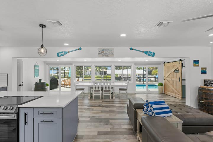 3br/3ba + Waterfront! Hot Tub + Pool + Beaches! - Bradenton Beach, FL
