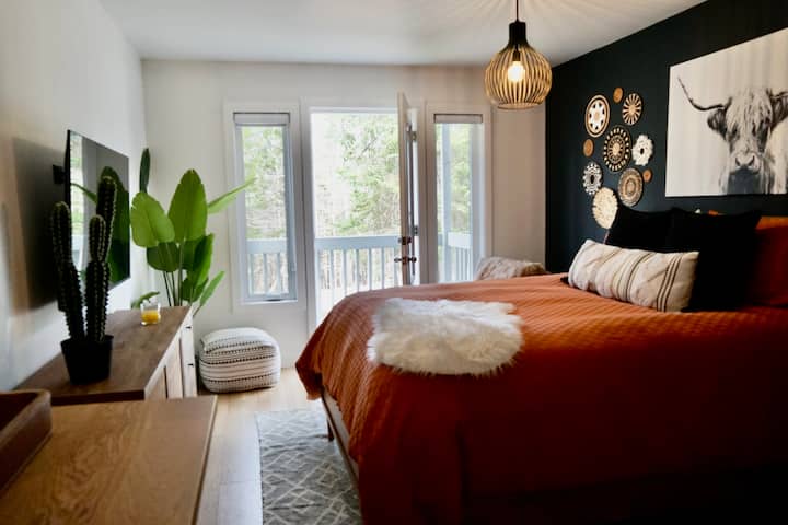 Enjoy the ultimate comfort in your room at Retro Shack, equipped with an individual balcony for relaxing alfresco moments. Relax in front of the large smart TV for a relaxing evening after a busy day.