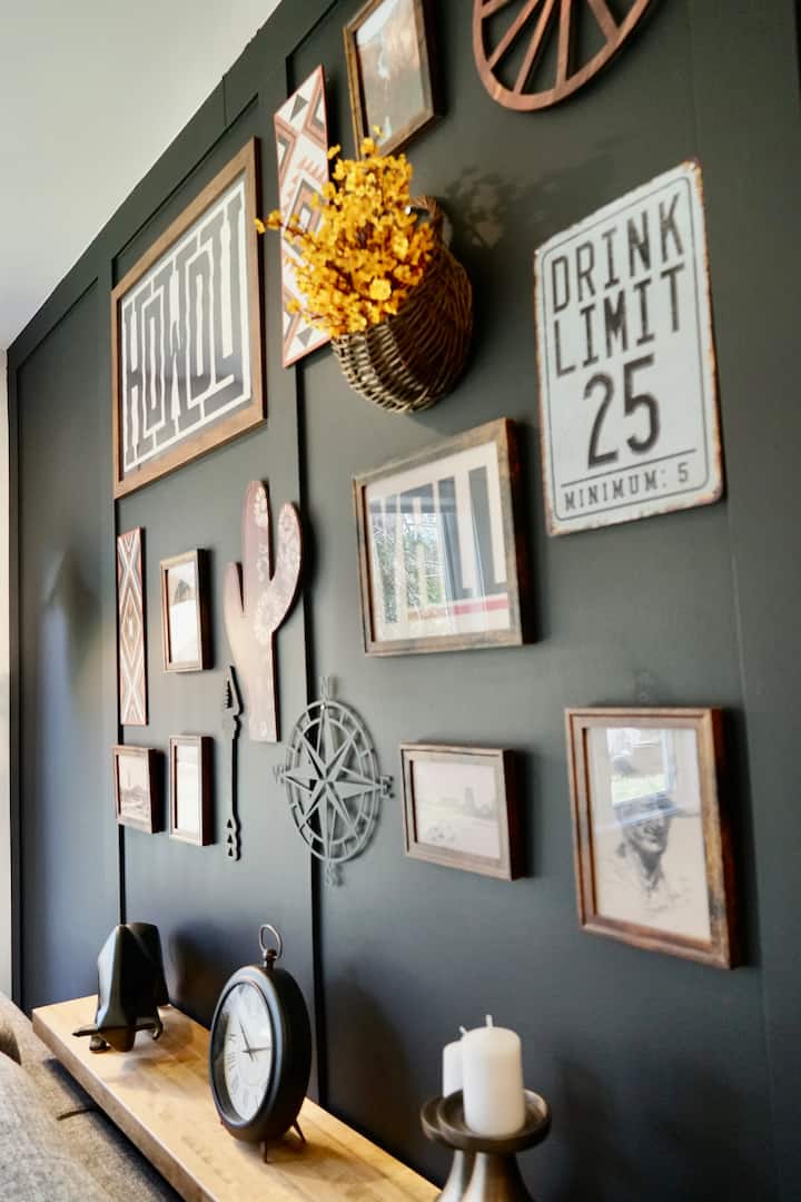 Stylish western decor in the living room, combining comfort and retro style for a cozy atmosphere.