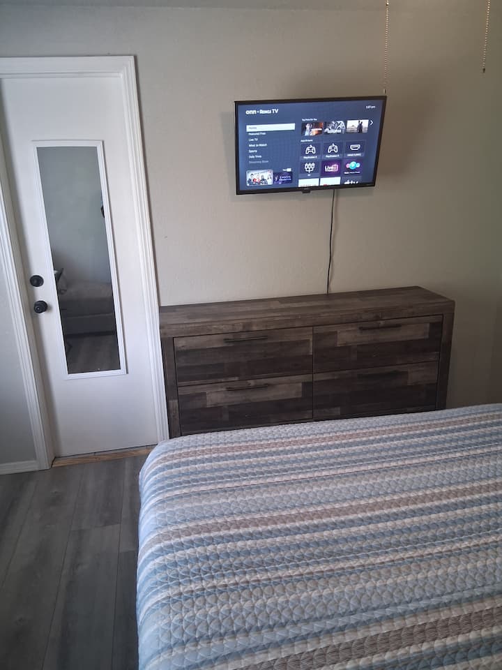 čiste plahte, sterilizirani pod i namještaj. Vrlo udoban krevet