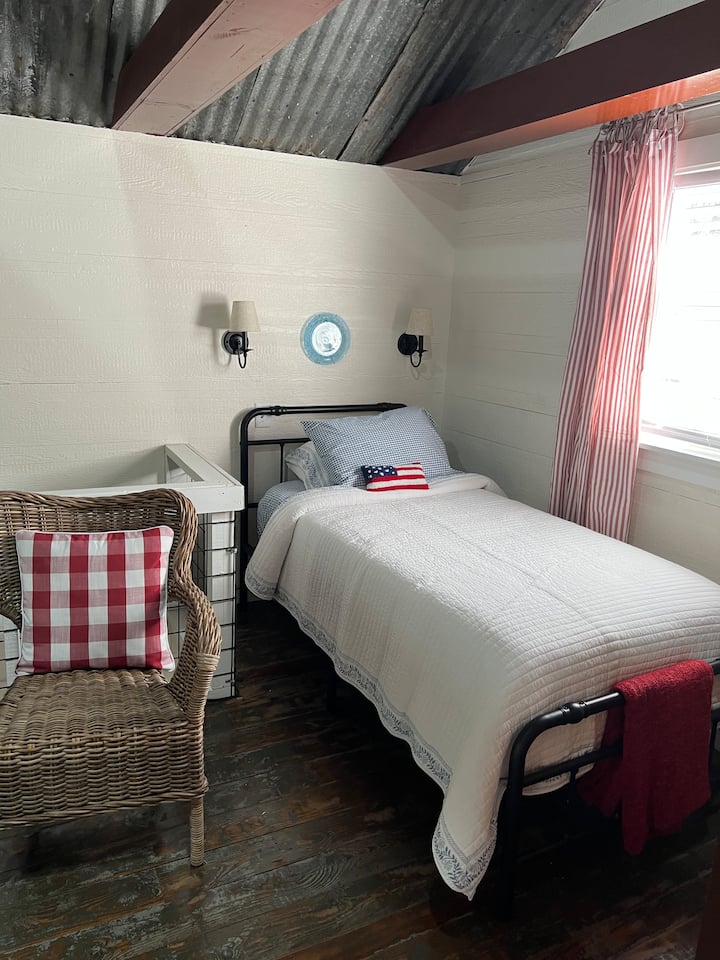 2階のツインベッドはリビングエリアの近くにあります。 