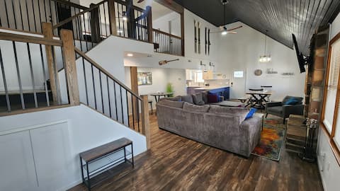 Lakefront-Firepit-Games-Kayaks-PrivateDock-Sunsets