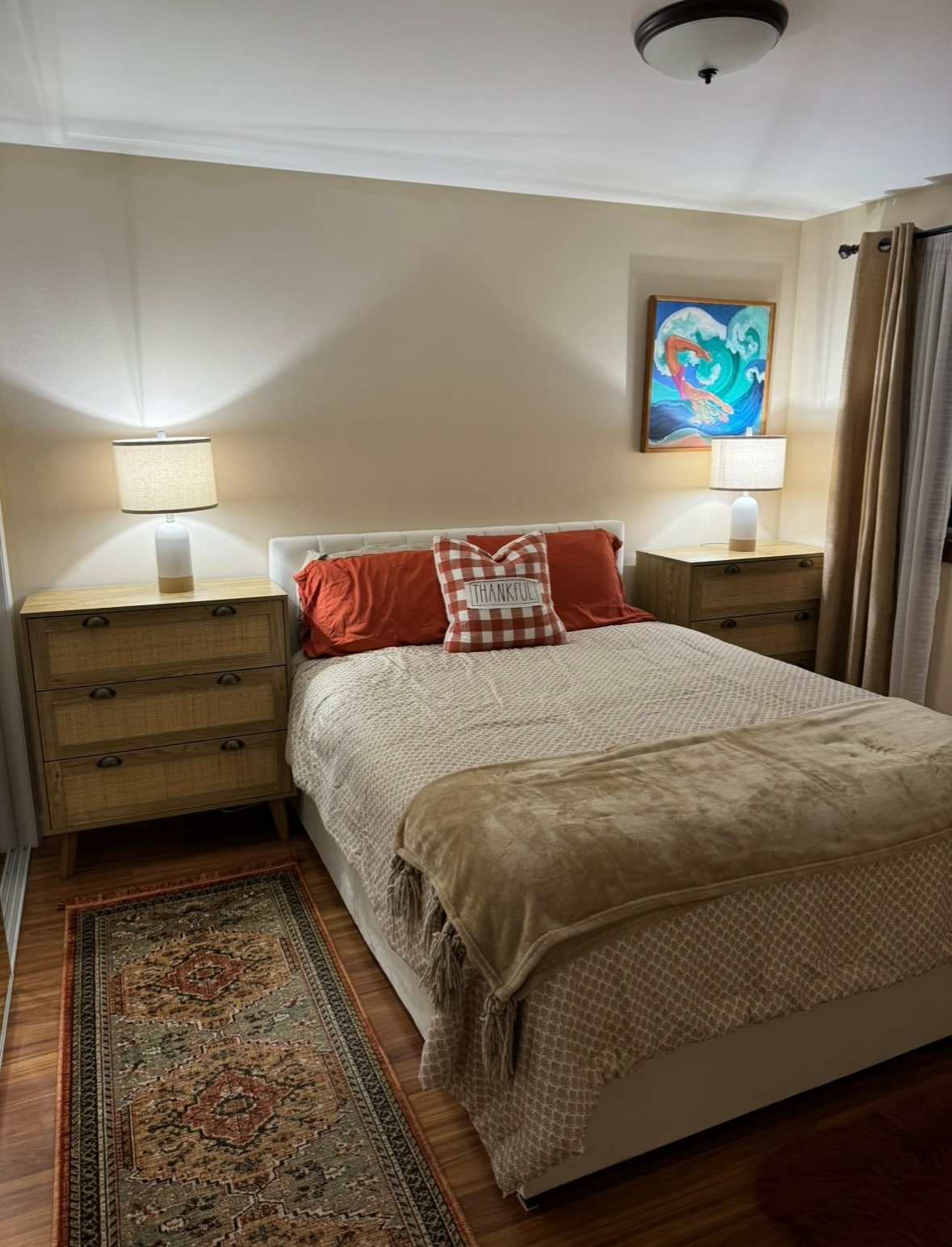 Резервна спалня с двойно легло, нова кадифена дъска за глава, нощни шкафчета са извънгабаритни за съхранение на дрехи. Гардеробът има огледални врати и място за съхранение на дрехи. 