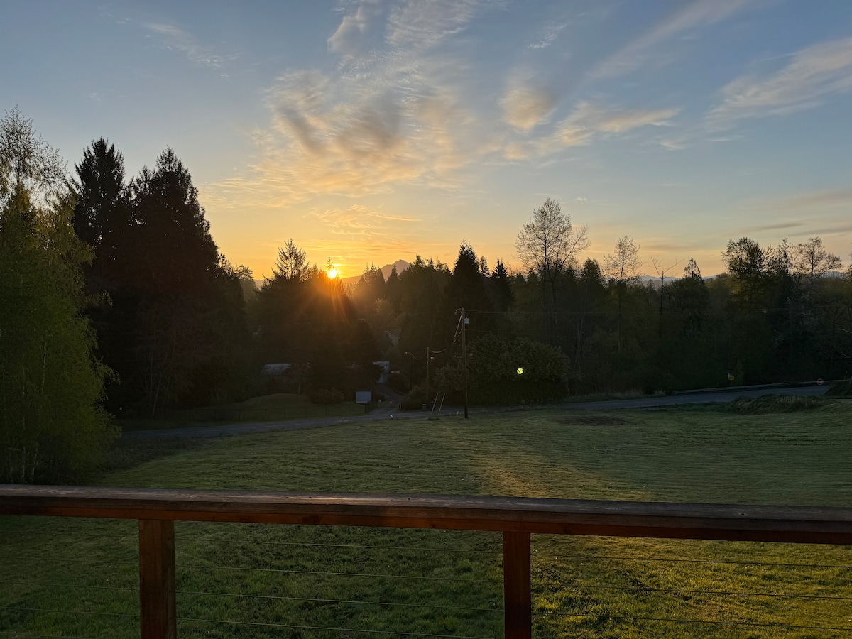 Изгревът е красив от плъзгащата се врата на спалнята рано сутрин!